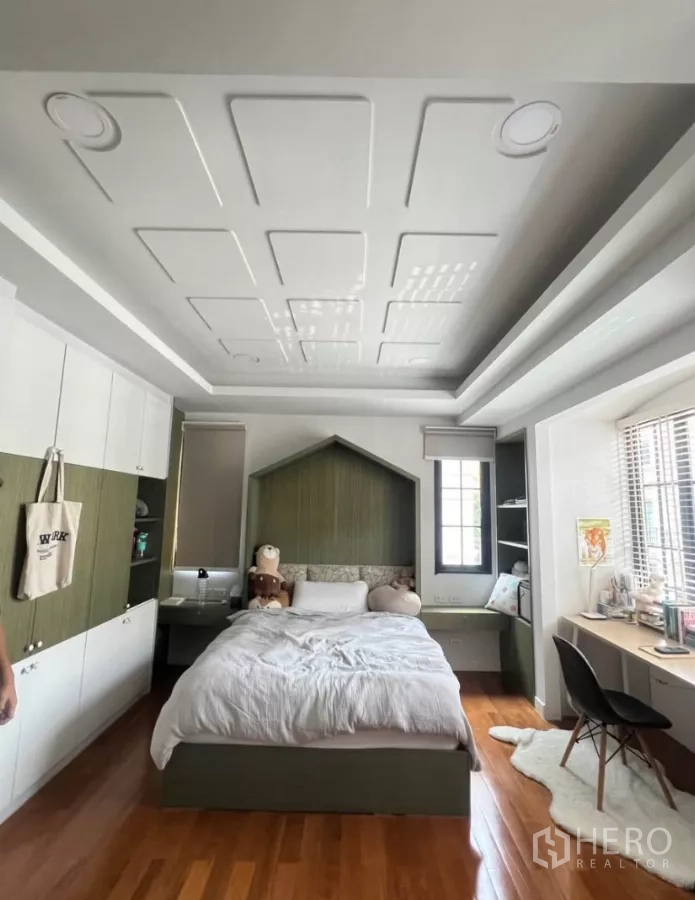 Townhouse for rent in Yan Nawa, Bangkok - Bright bedroom with house-shaped headboard, study desk, and wood flooring.