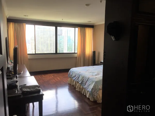 公寓 出租或出售在Khlong Toei, Bangkok - 主卧设大窗，享城市景观与木地板，位于空堤区公寓。