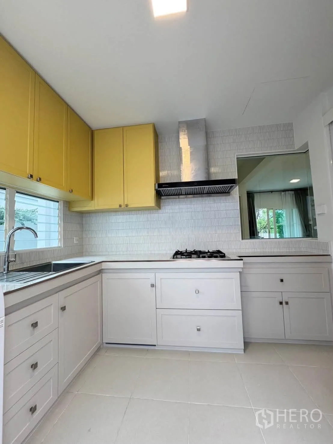 บ้านเดี่ยว for rent in Bang Phli, Samut Prakan - ครัวรูปตัวแอลกว้าง ตู้บนสีเหลืองและพื้นกระเบื้องสีขาว