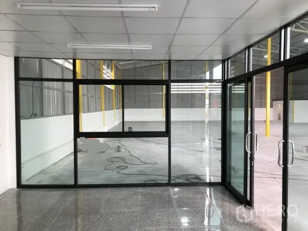 货栈 出租在Pathum Thani - 从玻璃办公室内眺望仓库地面，亮面地砖