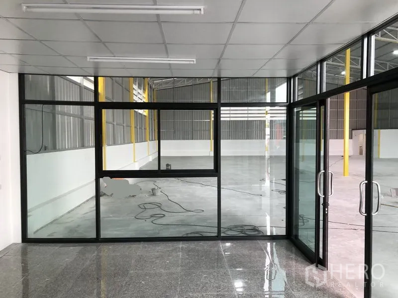 货栈 出租在Pathum Thani - 从玻璃办公室内眺望仓库地面，亮面地砖