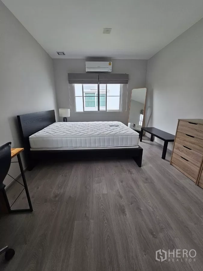 独立式住宅 出租在Prawet, Bangkok - 次卧另一视角，床、立镜、斗柜与空调