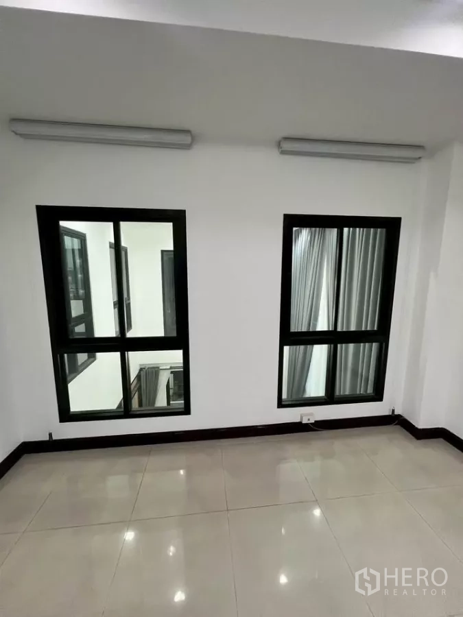 带办公室的家 出租在Wang Thonglang, Bangkok - 室内窗口俯瞰挑高大厅，便于监督管理。