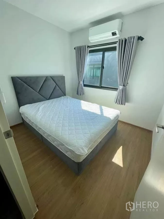 联排别墅 出租在Bang Phli, Samut Prakan - 采光充足的卧室，双人床、木地板、窗户与空调
