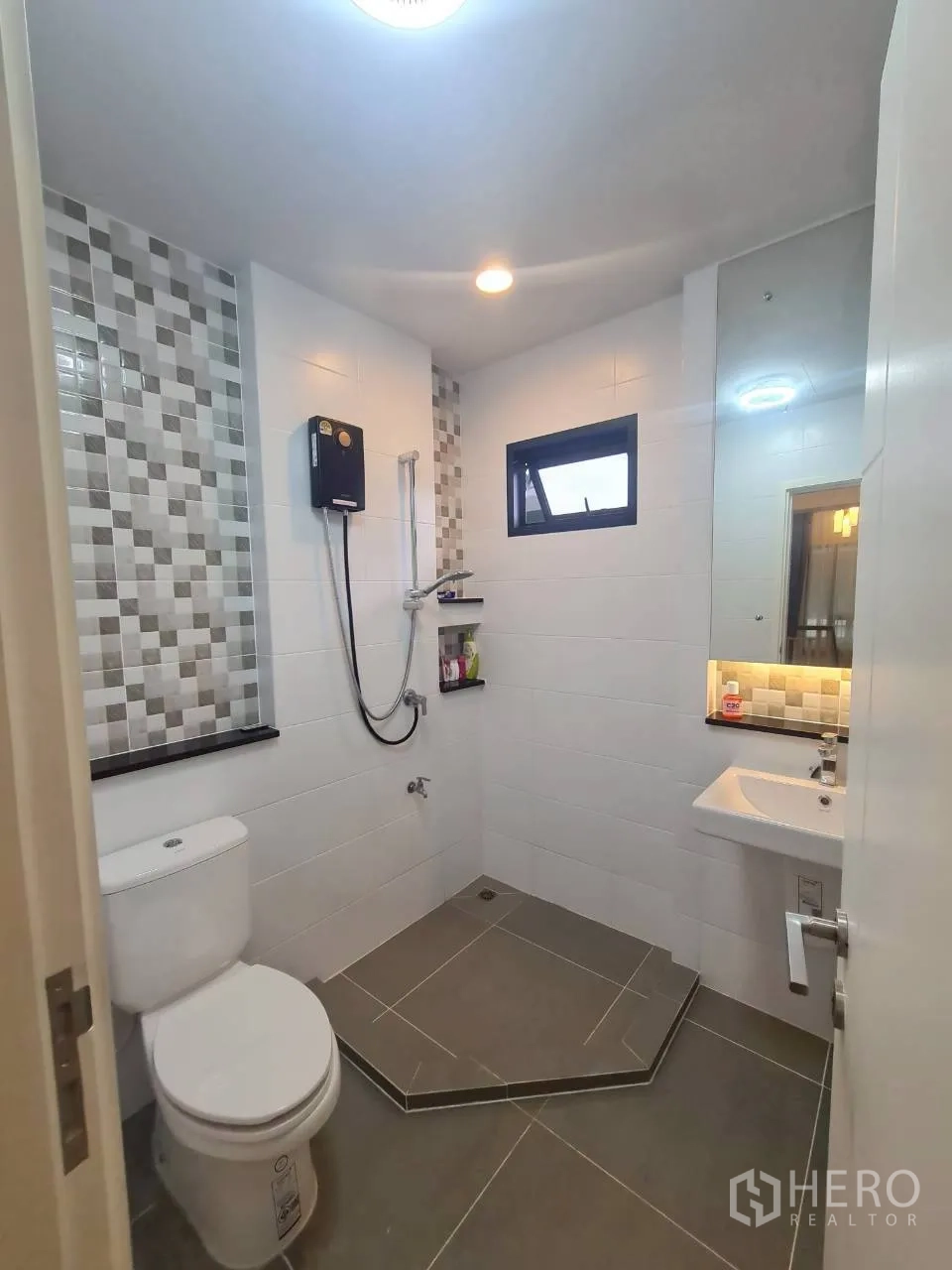 Detached House for rent or sale in Lam Luk Ka, Pathum Thani - Guest bathroom with a walk-in shower area, toilet and vanity.