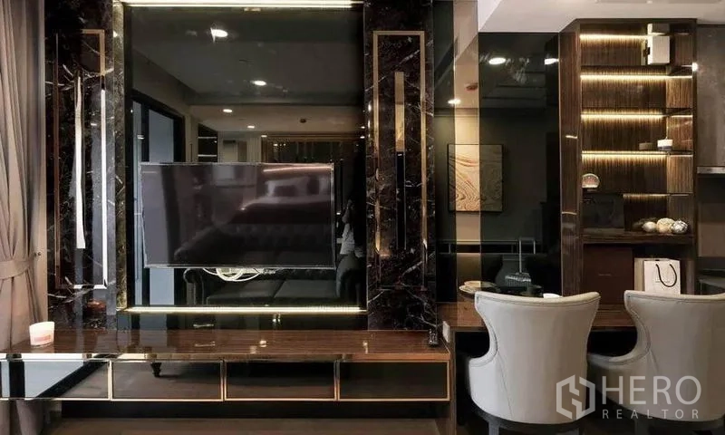 公寓 出租在Bang Rak, Bangkok - 客厅区域，黑色大理石电视墙、悬浮柜与餐椅/办公椅。