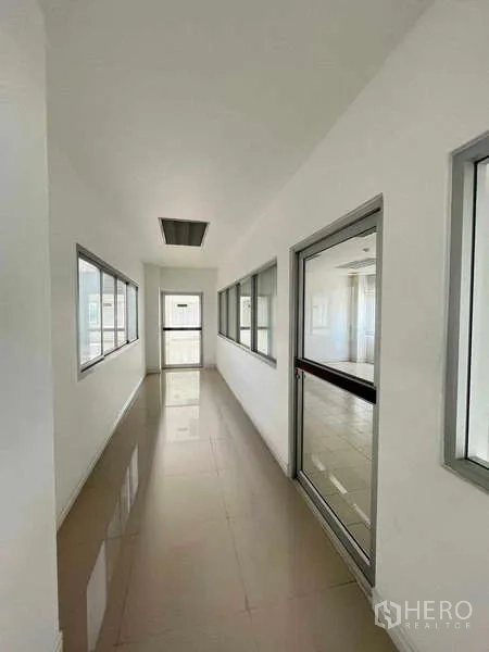 货栈 出租在Lat Krabang, Bangkok - 办公区走廊，带窗户与玻璃门，采光明亮。