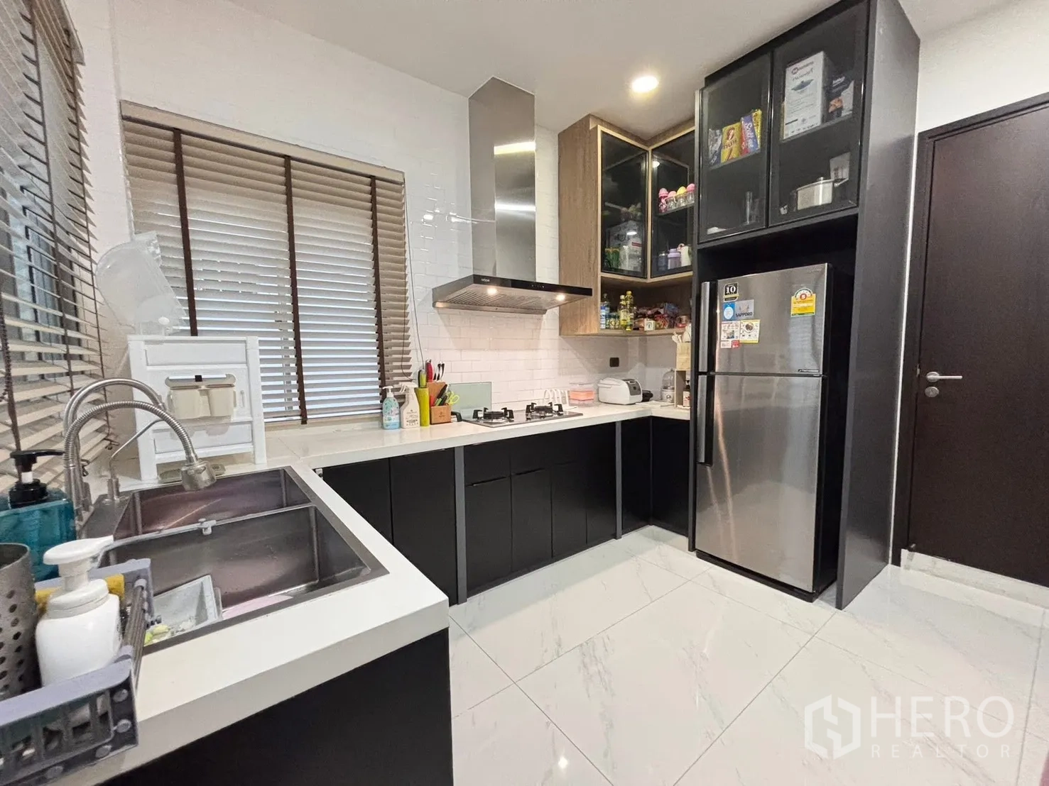 บ้านเดี่ยว for rent in Bang Phli, Samut Prakan - ครัวรูปตัว U พร้อมเตาแก๊ส เครื่องดูดควัน และตู้เย็นสแตนเลส
