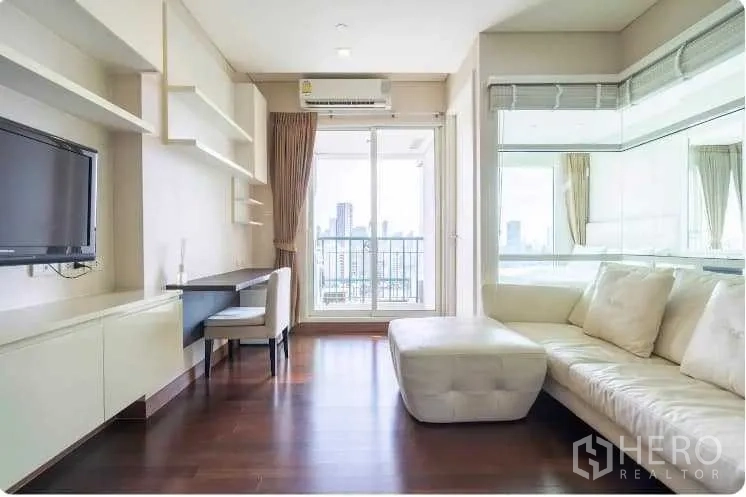 คอนโด ขายในWatthana, Bangkok - ห้องนั่งเล่นสว่างพร้อมโซฟาและที่วางเท้า ระเบียงเห็นวิวเมือง