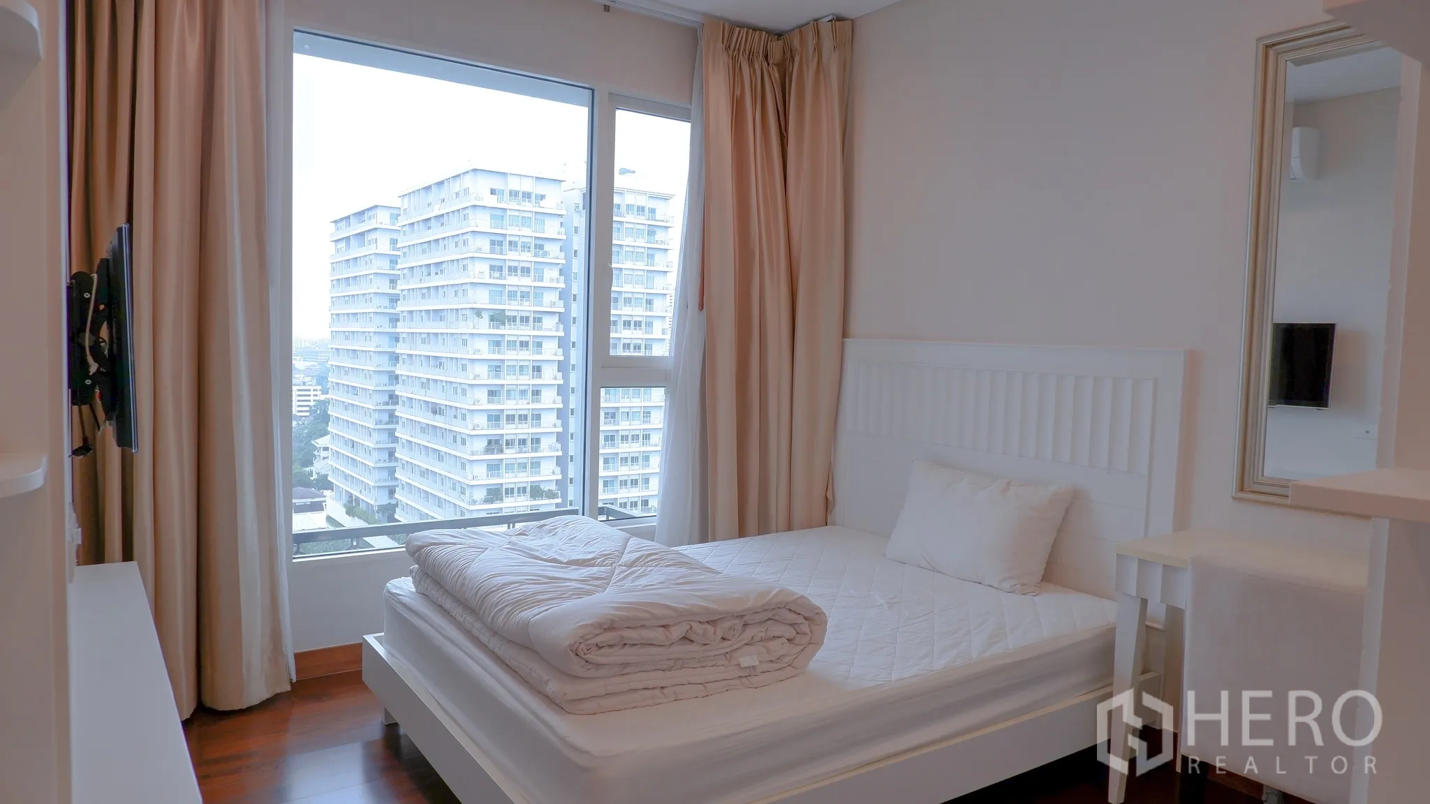 คอนโด ให้เช่าในWatthana, Bangkok - ห้องนอนที่สองมองจากประตู มีกระจกเต็มตัวและผ้าม่านนุ่ม.