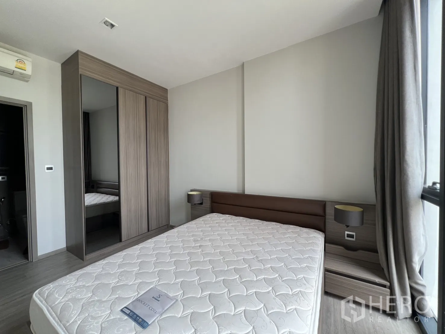 คอนโด for rent in Watthana, Bangkok - ห้องนอนมีเตียง ตู้เสื้อผ้า และประตูเชื่อมสู่ห้องน้ำ