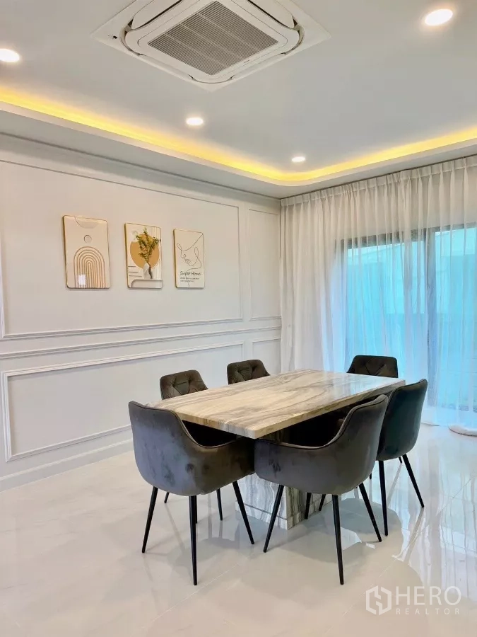 独立式住宅 出租在Bang Phli, Samut Prakan - 餐厅配大理石餐桌六椅，吊顶嵌入式空调与纱帘。