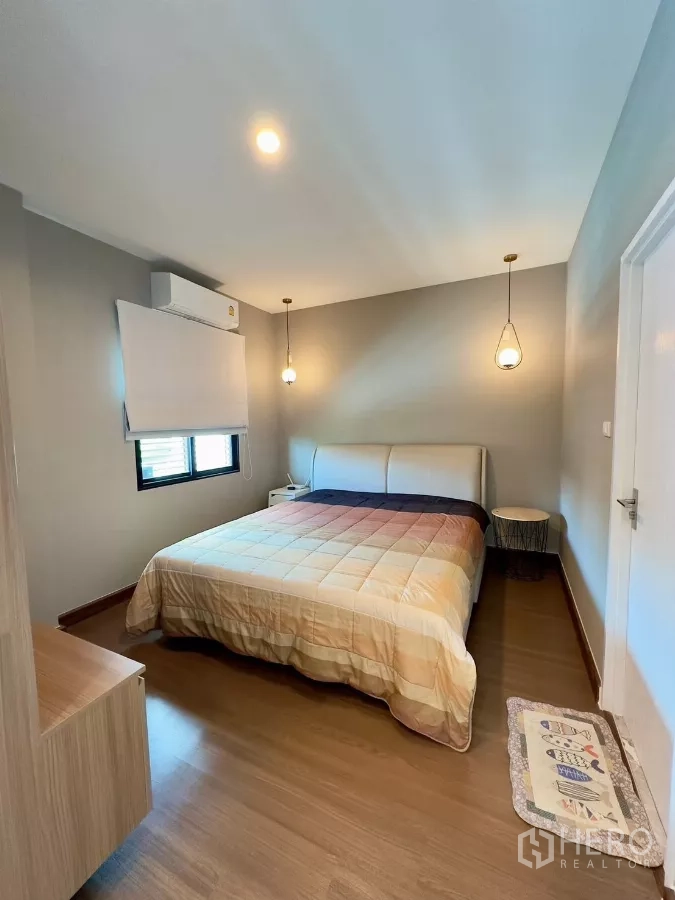 บ้าน ให้เช่าในSamut Prakan - ห้องนอนอบอุ่น เตียงคู่ โคมไฟแขวนข้างเตียง และเครื่องปรับอากาศ