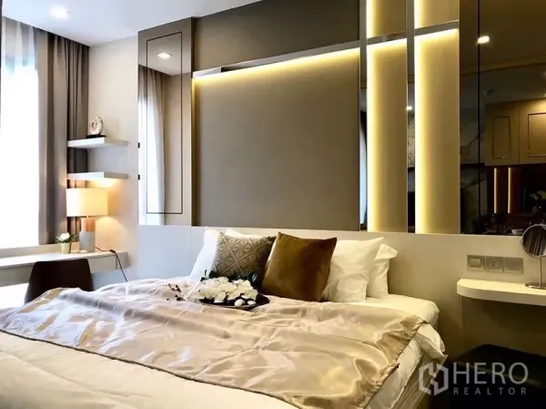 คอนโด ให้เช่าในWatthana, Bangkok - มุมใกล้ของห้องนอน พร้อมหัวเตียงบุซอฟท์พาเนล ชั้นวางของ และโต๊ะทำงานบิวท์อินริมหน้าต่าง