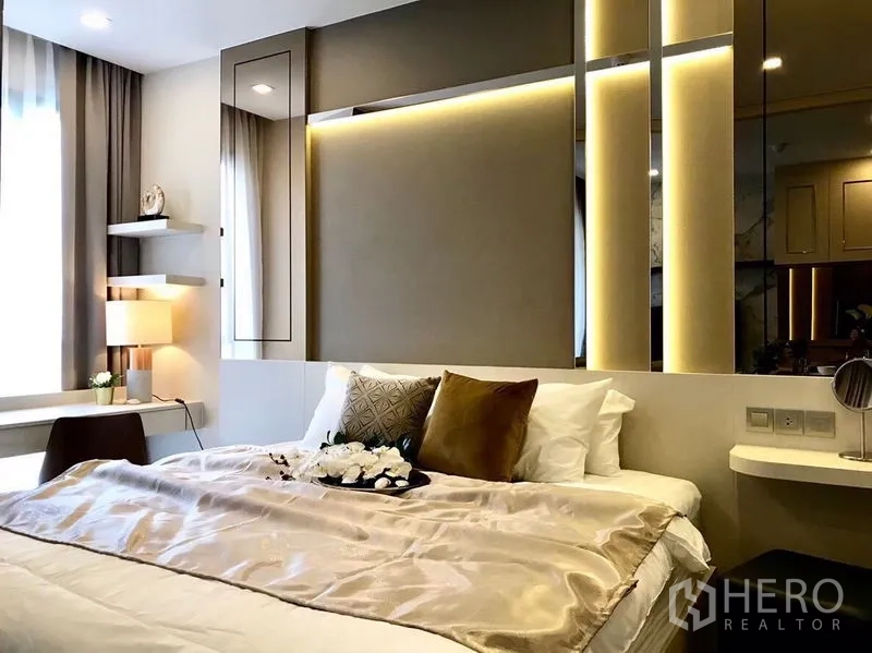 คอนโด ให้เช่าในWatthana, Bangkok - มุมใกล้ของห้องนอน พร้อมหัวเตียงบุซอฟท์พาเนล ชั้นวางของ และโต๊ะทำงานบิวท์อินริมหน้าต่าง