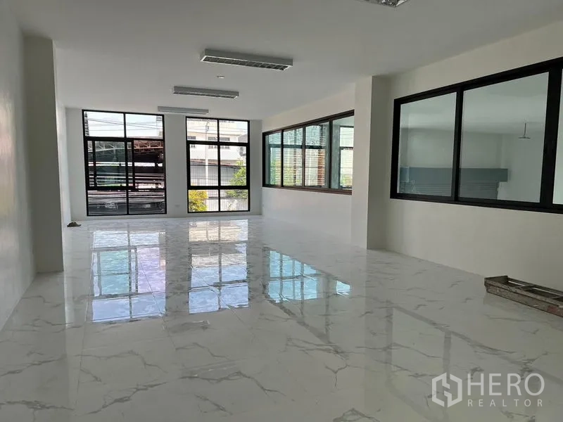 Warehouse for rent in Bang Sao Thong, Samut Prakan - Upper-level office space with glossy tile floors and large windows for abundant natural light.