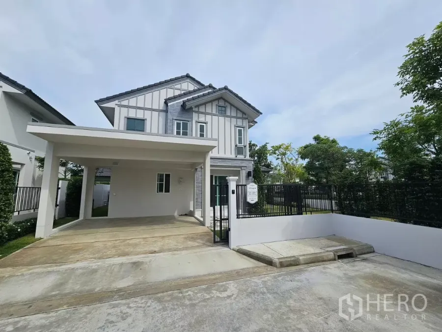 บ้าน ให้เช่าในBang Phli, Samut Prakan - บ้านเดี่ยวสองชั้นสไตล์โมเดิร์น พร้อมโรงจอดรถ 2 คันและประตูรั้ว