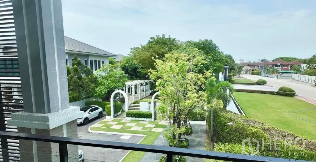 独立式住宅 出租在Bang Bon, Bangkok - 阳台俯瞰景观花园与小区车道。