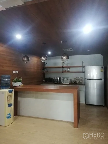 办公空间 出租在Watthana, Bangkok - 办公室茶水间，带吧台、冰箱、微波炉、置物架和饮水机。