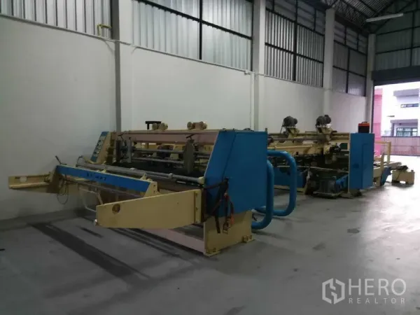工厂 for sale in Bang Len, Nakhon Pathom - 高挑生产车间，混凝土地面，摆放工业设备。