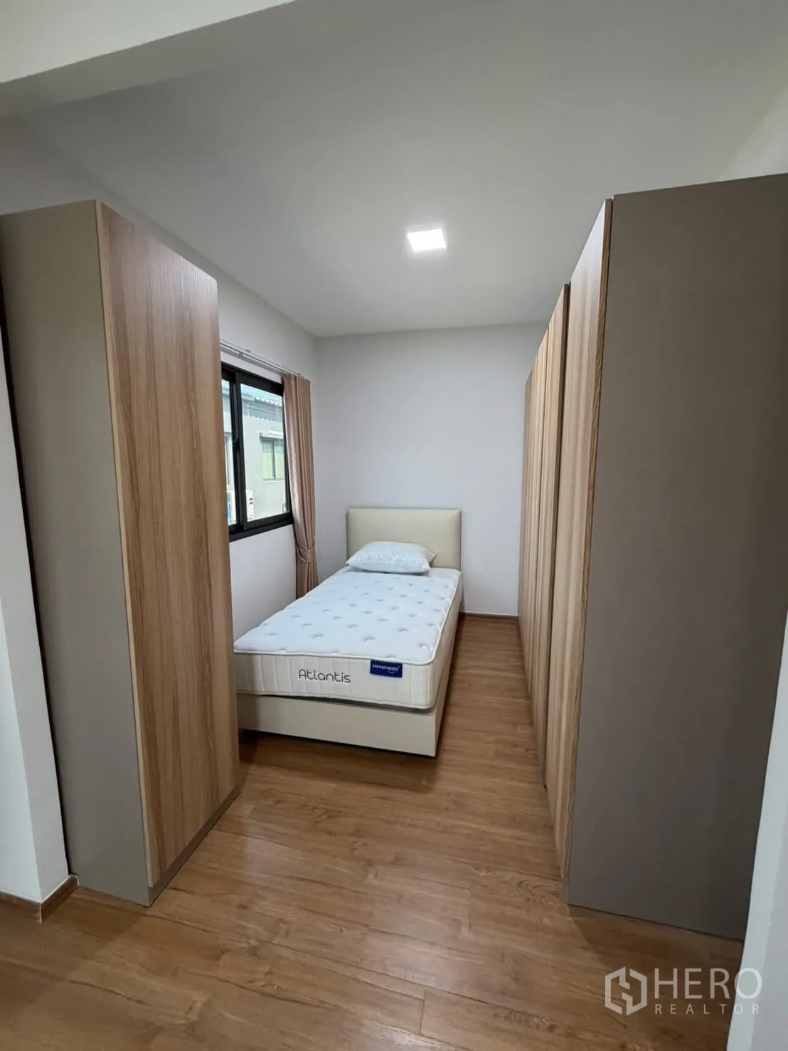 联排别墅 for rent in Bang Phli, Samut Prakan - 温馨单人房，单人床两侧为衣柜，木地板。