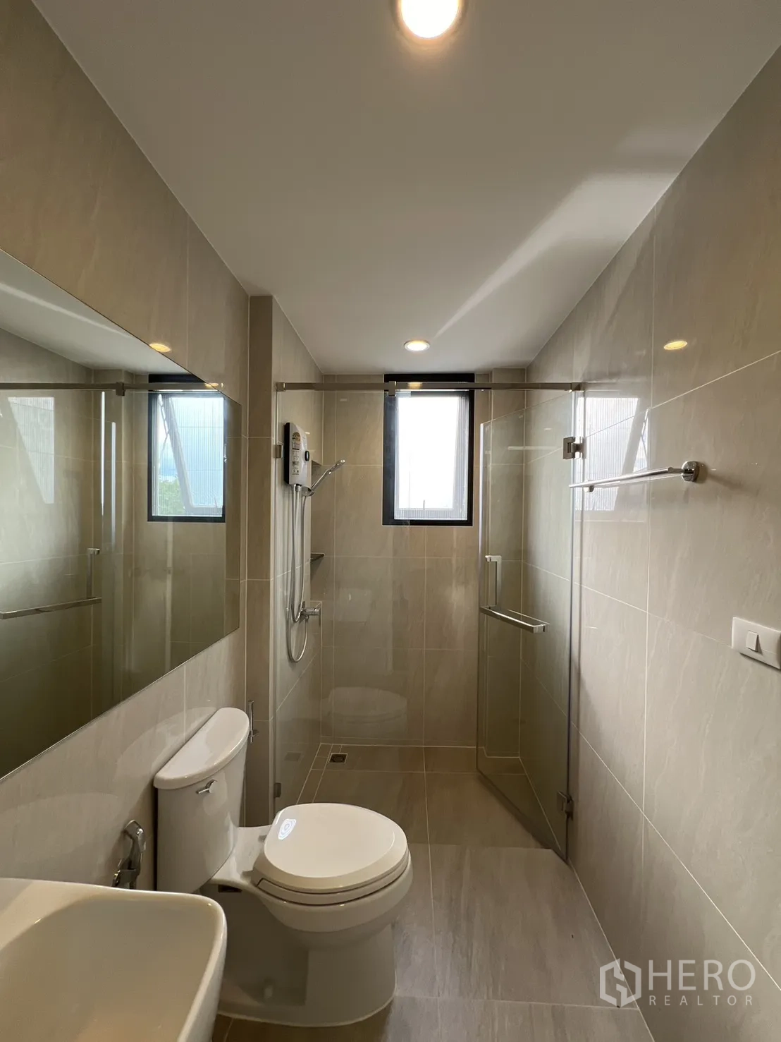 独立式住宅 出租在Prawet, Bangkok - 现代卫生间，步入式淋浴与米色瓷砖。