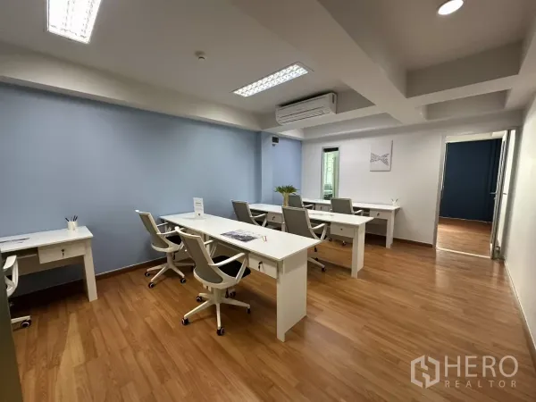 办公空间 出租在Watthana, Bangkok - 明亮的成品办公室，多个工位，空调与日光灯，木质地板。