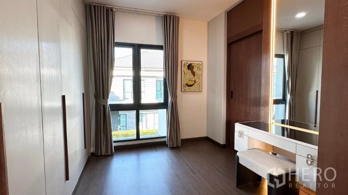 บ้าน ให้เช่าในBang Phli, Samut Prakan - ห้องแต่งตัวพร้อมโต๊ะเครื่องแป้งและตู้เสื้อผ้าสูงจรดเพดาน