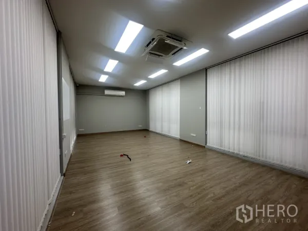 带办公室的家 出租在Pathum Wan, Bangkok - 开放式办公区，木纹地板、LED灯带与百叶窗