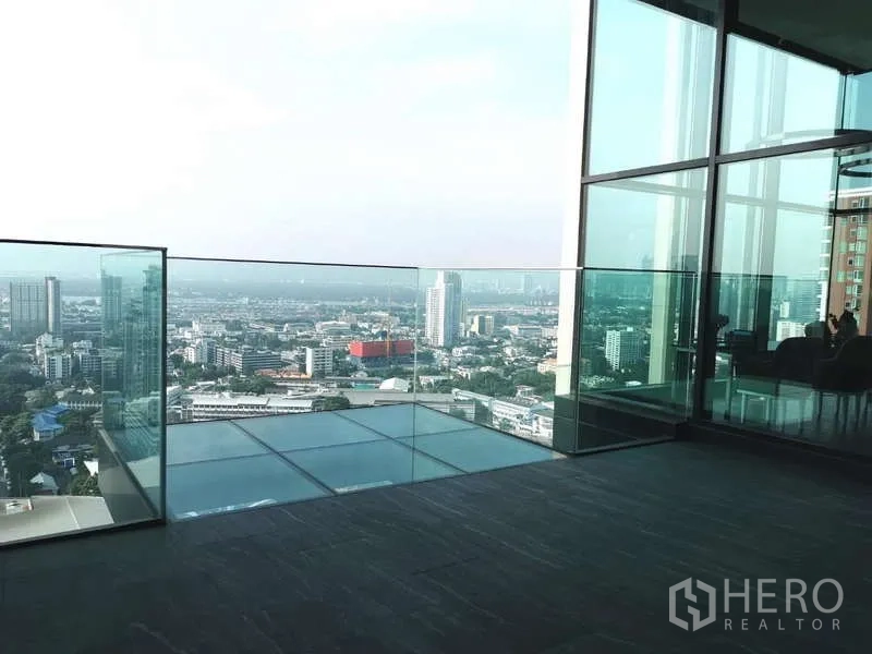 公寓 出租或出售在Watthana, Bangkok - 高楼露台玻璃栏杆，俯瞰曼谷天际线
