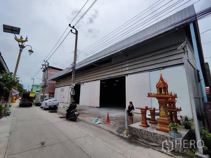 货栈 出租在Bang Phli, Samut Prakan - 临街仓库入口，宽阔大门与前场空间。