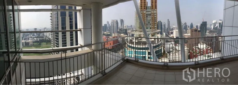 公寓 出租或出售在Pathum Wan, Bangkok - 宽阔露台阳台，俯瞰城市全景。