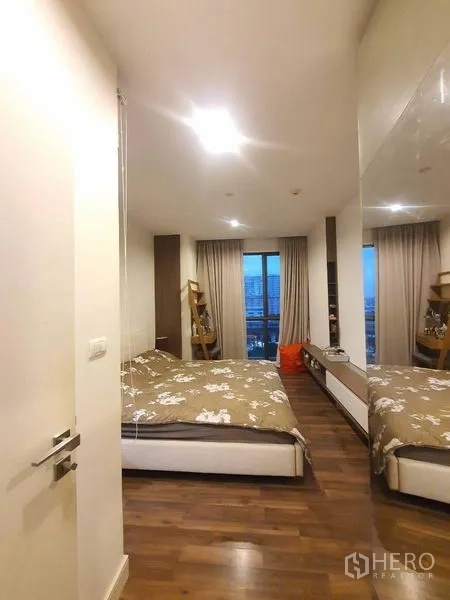 คอนโด ขายในBangkok - มองจากทางเข้า ห้องนอนกว้าง หน้าต่างใหญ่ พร้อมชั้นบิลท์อินยาว