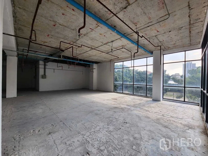 零售空间 出租在Sathon, Bangkok - 明亮的转角铺面，环窗视野、外露机电管线，可见公园与城市景观