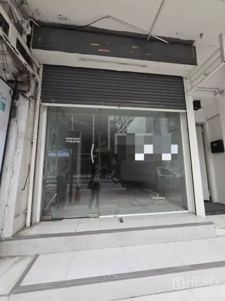 Retail Space for rent in Watthana, Bangkok - Street-facing glass storefront with metal shutter and tiled entry steps in an Asoke retail unit.
