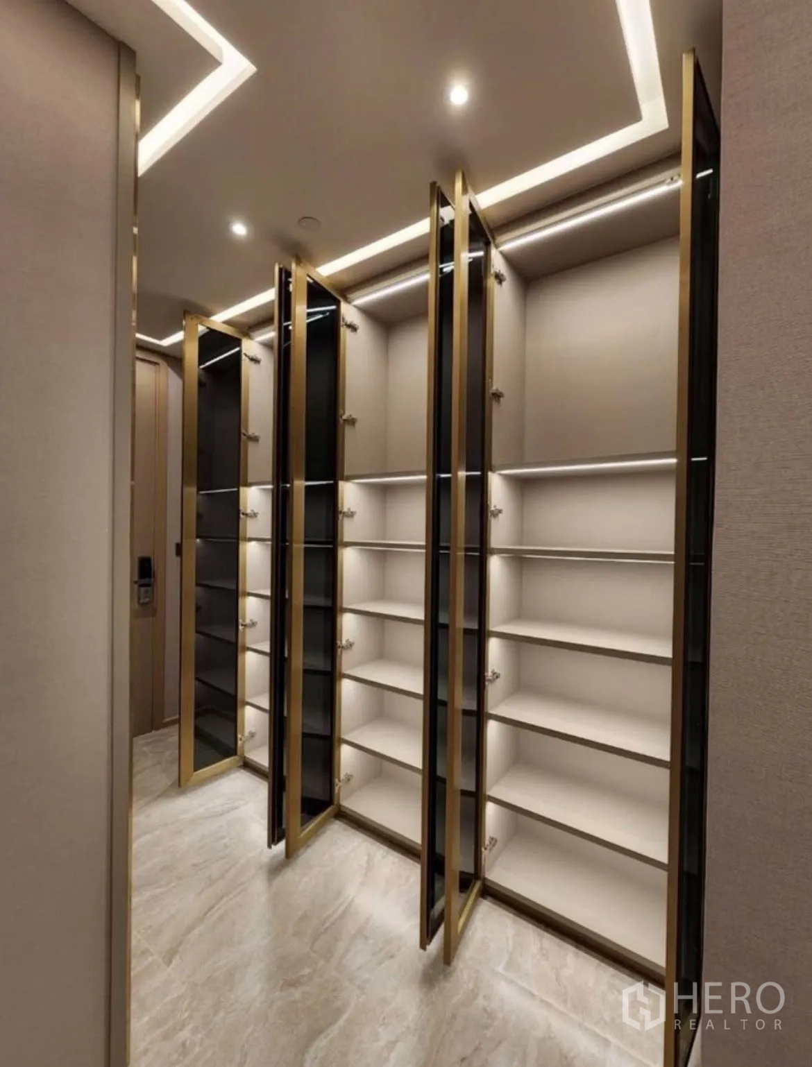 Condominium for rent in Din Daeng, Bangkok - Walk-in corridor fitted with tall glass-door cabinets and LED lighting.