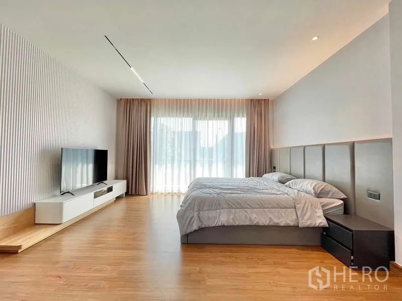 บ้าน ให้เช่าในBang Phli, Samut Prakan - ห้องนอนใหญ่ เตียงคิงส์ไซส์ ตู้วางทีวี และหน้าต่างกว้างรับแสงธรรมชาติ