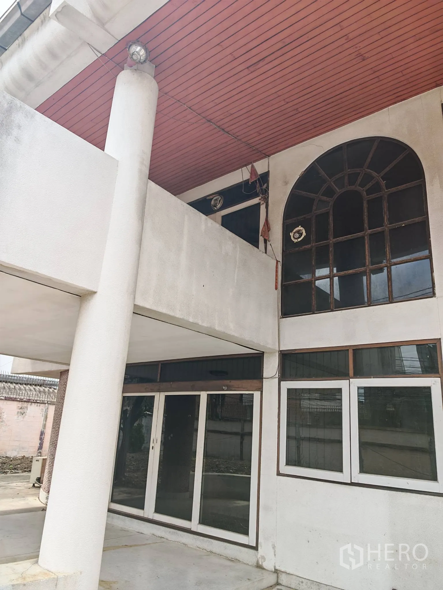 独栋房屋 for rent or sale in Watthana, Bangkok - 正立面有高柱、拱形窗及推拉玻璃门。
