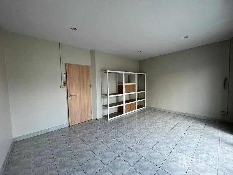 ทาวน์เฮาส์ for rent in Phra Khanong, Bangkok - ห้องกว้างปูกระเบื้อง มีชั้นเหล็กวางของและประตูไม้.