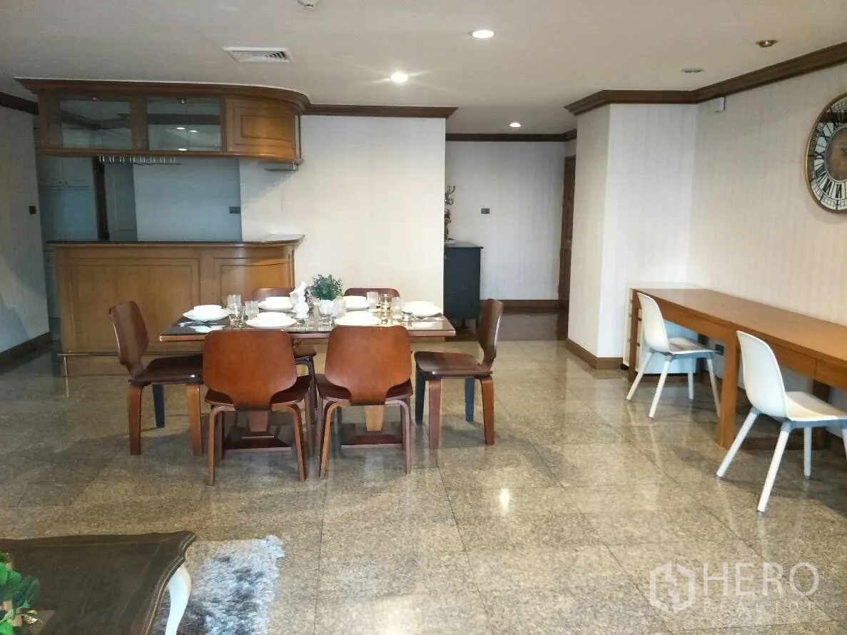 公寓 出租在Watthana, Bangkok - 宽敞餐区，花岗石地面与内置吧台，位于曼谷公寓内。