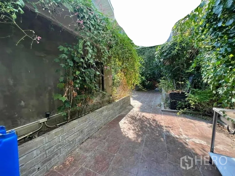 零售空间 出租在Phaya Thai, Bangkok - 建筑侧边花园步道，墙面覆藤与花槽