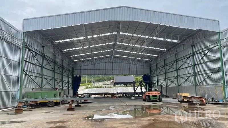 工厂 出售在Nikhom Phatthana, Rayong - 大跨钢结构仓库内部，屋架整齐，空间开阔并配备设备。