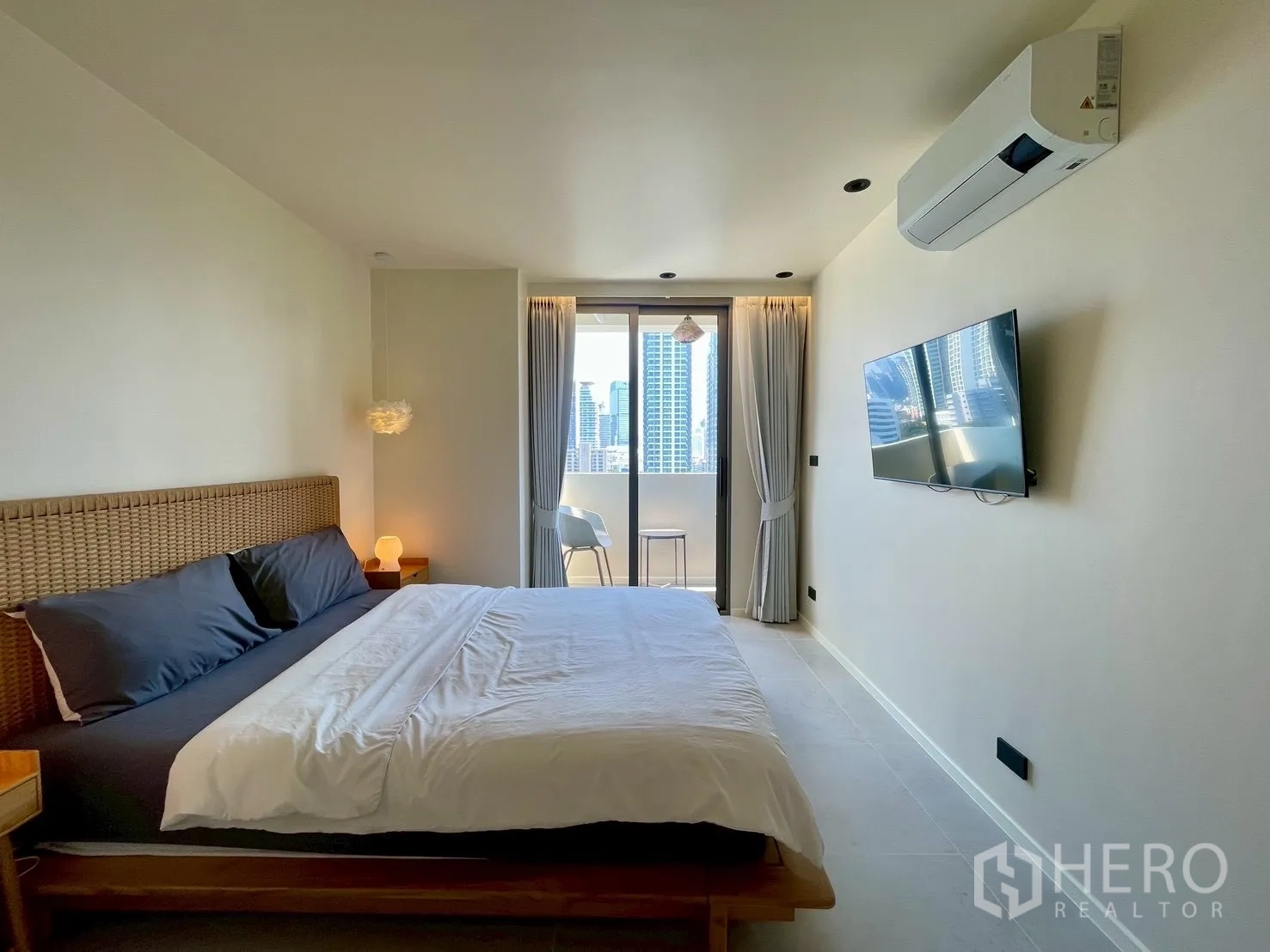 คอนโด for sale in Watthana, Bangkok - ห้องนอนสว่างพร้อมเตียงคิง ทีวีติดผนัง และระเบียงวิวเมือง