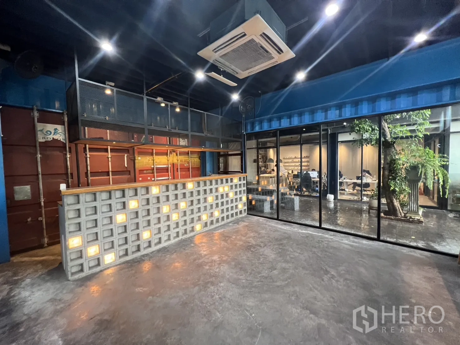 零售空间 出租 - 室内工业风零售空间，发光玻璃砖吧台、清水混凝土地面、整面玻璃与吊顶空调，近Ekkamai。