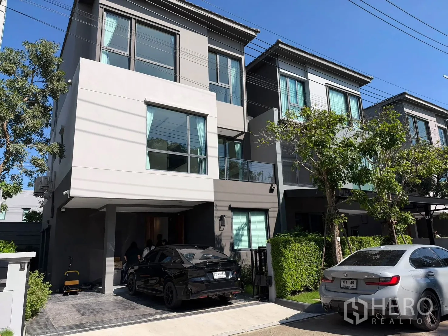 บ้านแฝด for rent in Prawet, Bangkok - ภาพภายนอกบ้านแฝดสามชั้นสมัยใหม่พร้อมที่จอดรถในร่ม