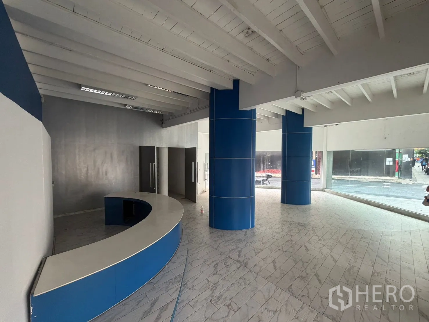 店屋 for rent in Watthana, Bangkok - 宽敞前厅，设弧形接待台与临街玻璃。