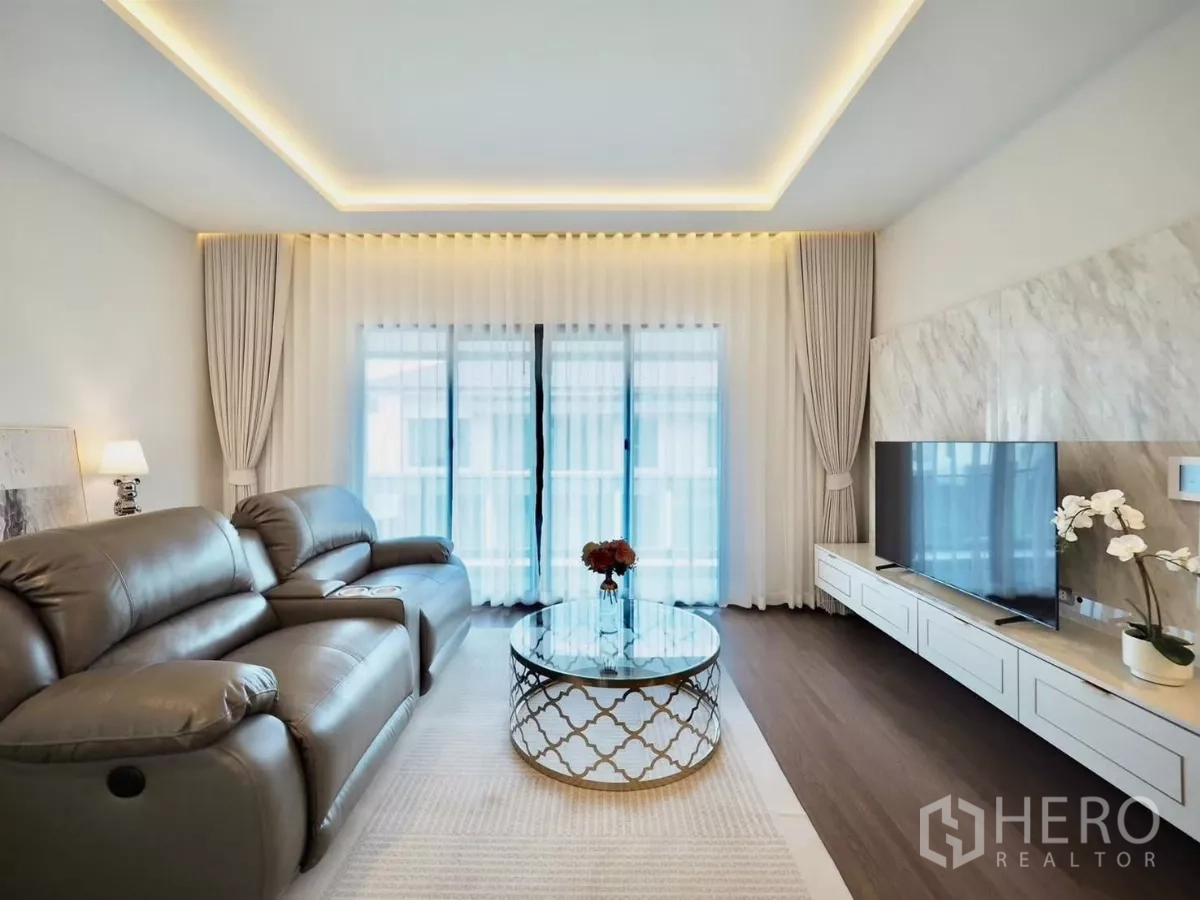 独立式住宅 出租在Bang Phli, Samut Prakan - 二楼电视休闲室，真皮躺椅与大窗。