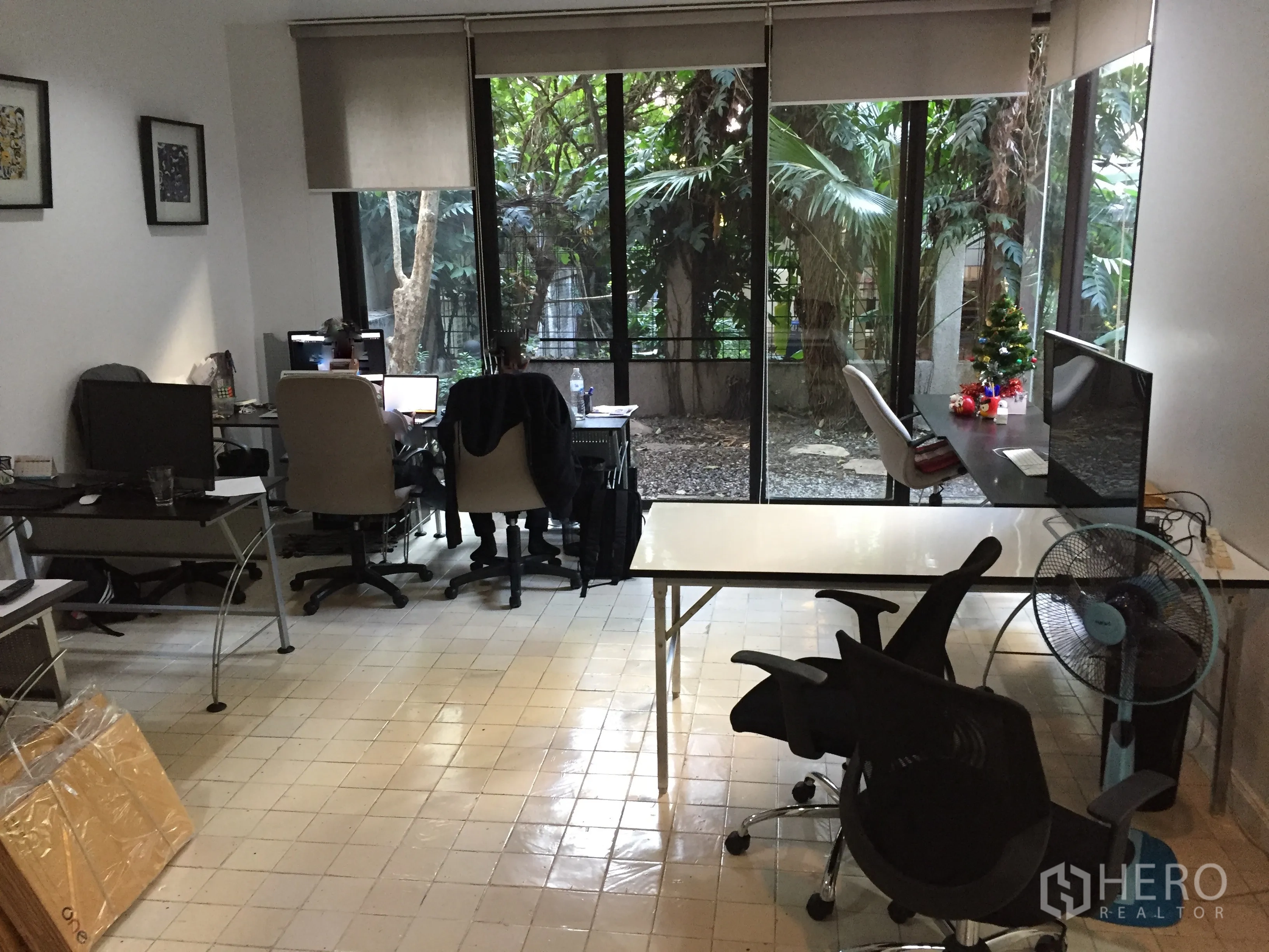 ทาวน์เฮาส์ ให้เช่าในWatthana, Bangkok - ห้องนั่งเล่น/โฮมออฟฟิศชั้นล่าง กระจกเต็มผนังมองเห็นสวน พื้นกระเบื้อง