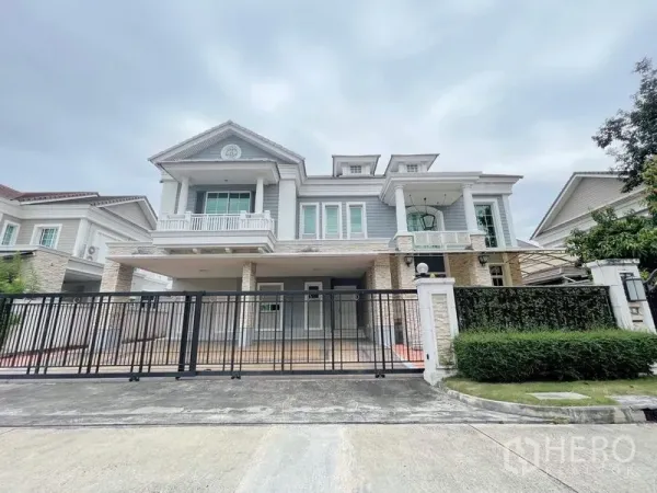 บ้าน ให้เช่าหรือขายในBang Phli, Samut Prakan - ภาพภายนอกบ้านเดี่ยวสองชั้นขนาดใหญ่ มีระเบียง ประตูรั้ว และสวนตัดแต่ง