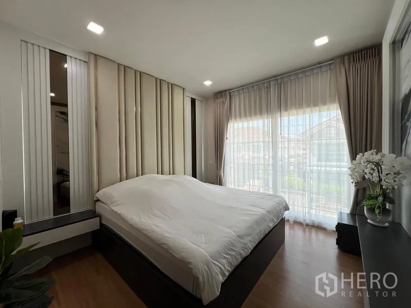 บ้าน ให้เช่าหรือขาย - ห้องนอนใหญ่มีหน้าต่างบานใหญ่และพื้นไม้